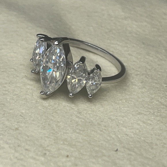 The Countess Ring - 3.6tcw 5 stone Marquise Ring - Picture 7 of 7